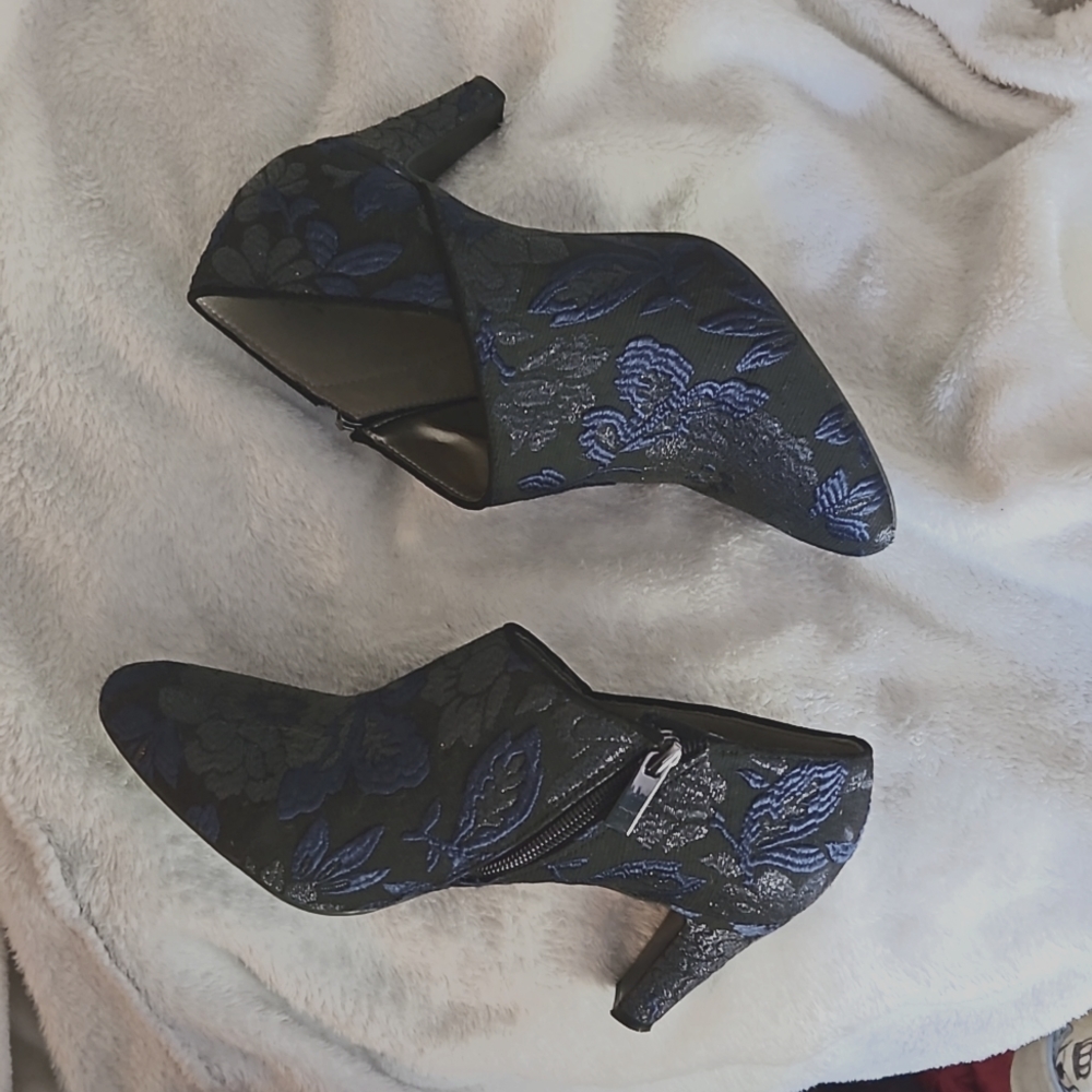 Bandolino Black/Blue Booties Sz 7
